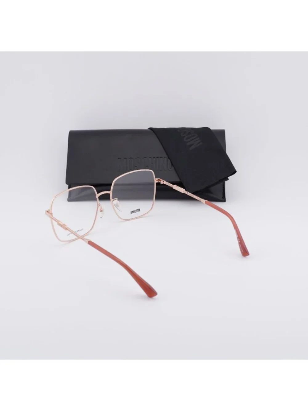 Moschino model mos615